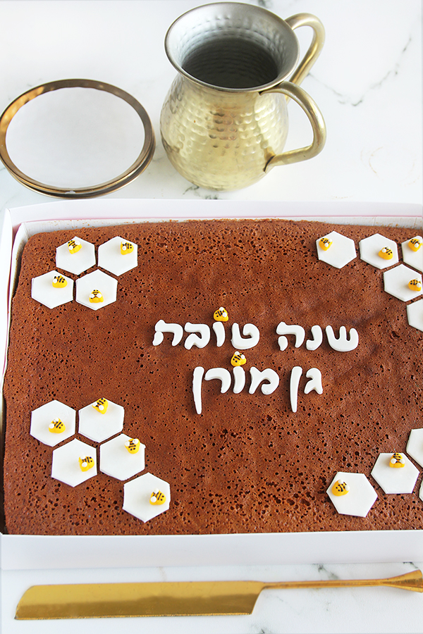 עוגת גן דבש ענקית - רכה ואוורירית במיוחד