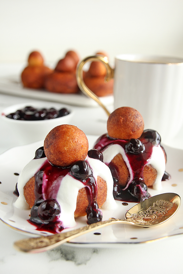 פפנאש – סופגניות גבינה רומניות ומהירות ללא שמרים