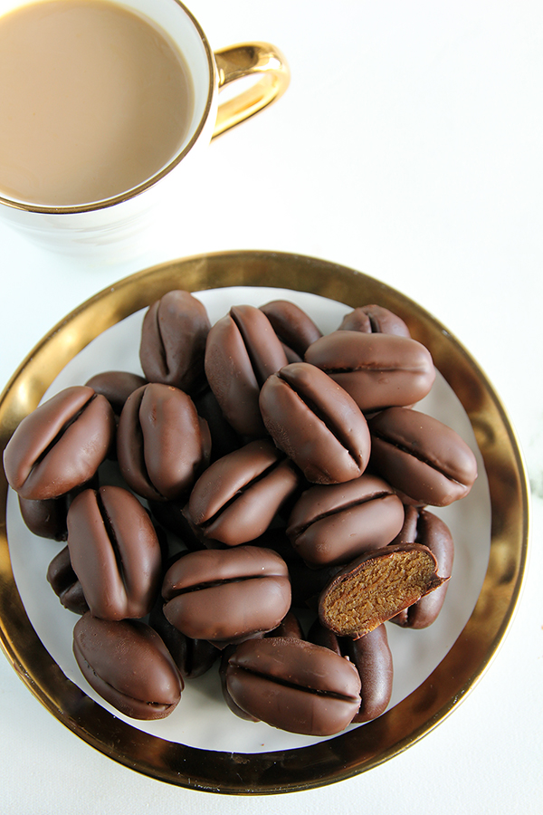 מרציפן קפה בציפוי שוקולד מריר (בצורת פולי קפה)