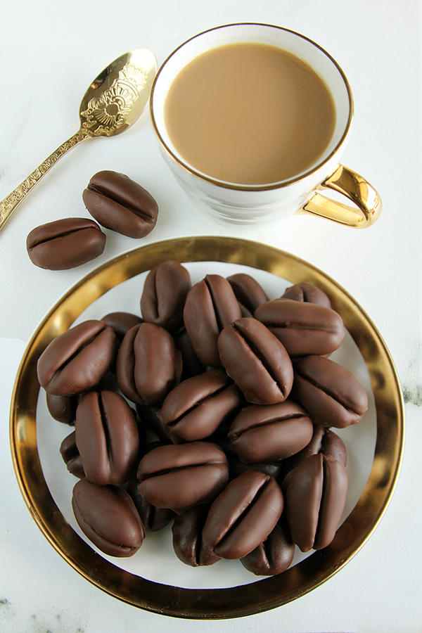 מרציפן קפה בציפוי שוקולד מריר (בצורת פולי קפה)