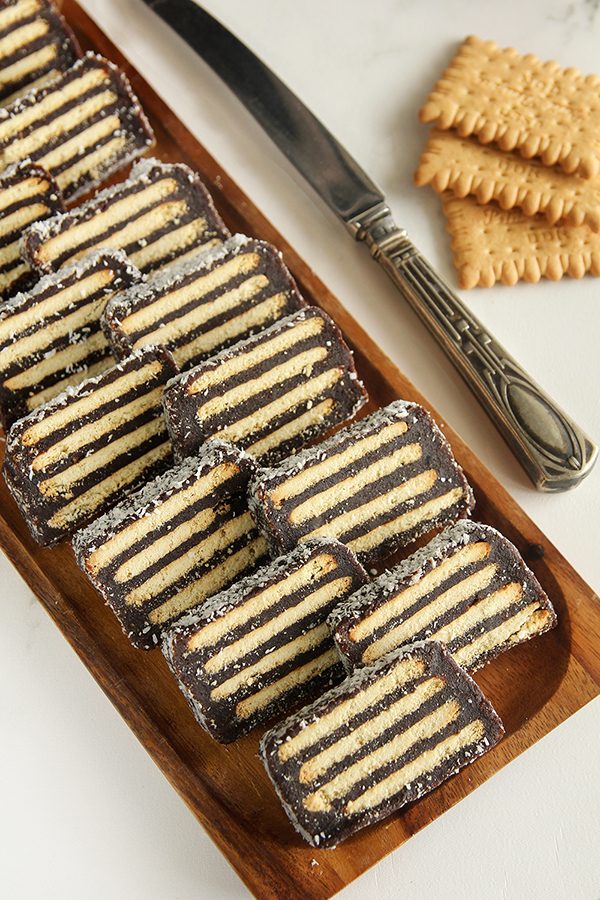 נקניק תמרים וביסקוויטים